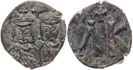 BYZANZ
Leon V. der Armenier, 813-820, mit Konstantinos. AE-Follis Syrakus Vs.: Büsten mit Kreuzkronen v. v., oben Kreuz, Rs.: Lamda Kappa neben Kreuz...