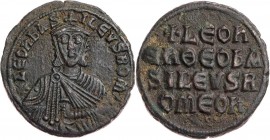 BYZANZ
Leon VI. der Weise, 886-912. AE-Follis Konstantinopolis Vs.: + LEOh bAS-ILEVS ROM', drapierte Büste mit Kreuzkrone und Akakia v. v., Rs.: + LE...