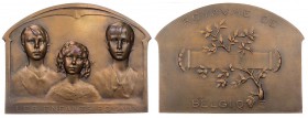 BELGIEN KÖNIGREICH
Albert I., 1909-1934. Bronzeplakette o. J. (um 1914) v. J. Delporte, bei Fonson & Co. Les enfants royaux. Vs.: drei Brustbilder v....