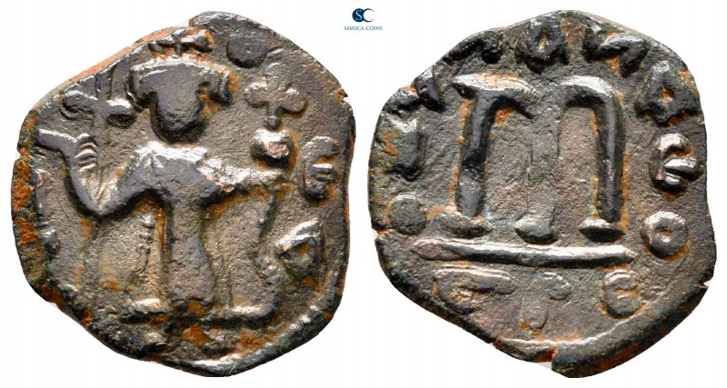 Constans II AD 641-668. Uncertain mint
Follis Æ

19 mm., 2,01 g.



nearl...