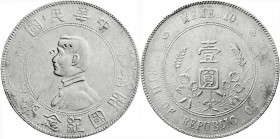 CHINA und Südostasien
China
Republik, 1912-1949
Dollar (Yuan) o.J., geprägt 1928. Birth of Republic. Präsident Sun Yat-Sen.
sehr schön, Chopmarks...