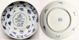 CHINA und Südostasien
China
Varia
Porzellanschale, weiß-blau, um 1820. In der Mitte das Zeichen "Shou" (= "ein langes Leben"), umgeben von Blumen. ...