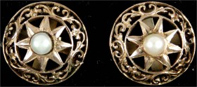 Schmuck und Accessoires aus Gold
Ohrringe und Ohrgehänge
Paar alte Ohrstecker 333/1000 mit jeweils einer Perle. Die Klemmen erneuert (Gelbgold 585/1...