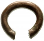 Primitivgeld und Ethnika
Afrika
Große, schwere Bronze-Manilla. 13 X 11,5 X 2,8 cm, an den Enden 4,2 cm. 1542,12 g