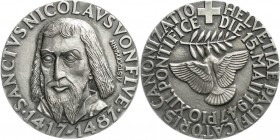 Ausländische Münzen und Medaillen
Schweiz-Obwalden
Silbermedaille 1947 v. A. Stockmann/Luzern, a.d. Heiligsprechung v. Niklaus von Flüe. 42 mm, 37,4...