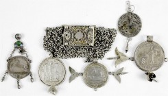 Münzgefässe und Münzschmuck
Alte, sechsreihige Silberkette, Schließe mit aufgelegten Silberdrähten verziert. Angehängt ursprünglich 5 Silbermünzen (d...
