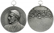 Medaillen
Drittes Reich
Tragbare, versilberte Bronzemedaille o.J. Brb. Hitler im Anzug l./Eichen- und Lorbeer-Laub über Freifläche für Gravur. 40 mm...