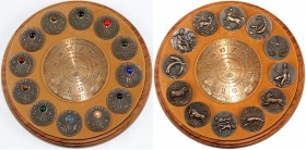 Medaillen
Kalendermedaillen
Runde Schatulle mit 12 Sternzeichen-Medaillen 1978 von Harald Salomon. Hrsg. Anders Nyborg. Jeweils Bronze mit eingesetz...