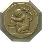Medaillen
Numismatik
Niederlande
Achteckige, einseitige Bronzemedaille o.J. (um 1930) von Telcs. Putto schlägt Münzen mit dem Hammer. Runde Medaill...