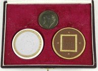 Medaillen
Porzellanmedaillen
Lots
Etui mit drei Medaillen (nicht zum Etui gehörig) auf Goethe 1923. Pössneck weiß, Avers Schriftband gold, Revers S...