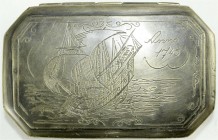 Medaillen
Schifffahrt
Messing-Tabatiere 1745 mit Gravur eines sinkenden Segelschiffes. 100 X 63 X 19 mm.
kl. Dellen
