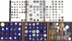LOTS
Sammlungen allgemein
Alter hölzerner Münzschrank mit 15 Schubern. Enthalten eine interessante wohl Restsammlung Münzen aus aller Welt, Medaille...