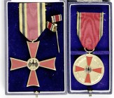 Orden und Ehrenzeichen
Deutschland
BRD, seit 1948
Bundesverdienstkreuz am Bande mit zwei Miniaturen im Originaletui mit Verleihungsurkunde. Dazu di...