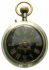 Varia
Uhren
Taschenuhren
Eisenbahner-Taschenuhr um 1900. Hersteller Roskopf. Vernickeltes Gehäuse, schwarzes Zifferblatt mit Oktagramm. 55 mm.
tec...