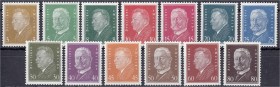 Briefmarken
Deutschland
Deutsches Reich
Reichspräsidenten 1928, postfrische Luxuserhaltung, unsigniert. Mi. 1.100,-€.
**
