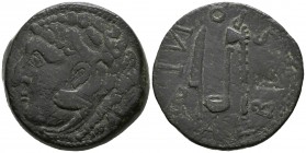 GADES (Cádiz). Sestercio. (Ae. 42,91g/38mm). 27 a.C.-14 d.C. Anv: Cabeza de Hércules a izquierda, detrás clava. Rev: Cuchillo, símpulo y hacha, alrede...