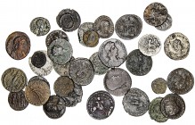 Lote de 33 monedas del Bajo Imperio, incluye 1 denario republicano. Total 34 piezas. A examinar. MBC-/MBC+.