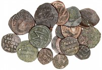Lote de 18 bronces bizantinos, de distintos valores, incluye 1 felus árabe. Total 19 piezas. A examinar. BC/MBC-.
