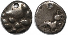 Keltische Münzen, GALLIA. SEQUANI. Quinar ca. 1. Jhdt. v. Chr. Typus "Rheinland-Serie". Silber. 1,53 g. 11,2 mm. Dembski, S.73 №402. Sehr schön, Loch...
