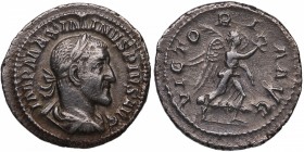 235 dC. Maximino I. Roma. Denario. Abh. Ag. EBC. Est.110.