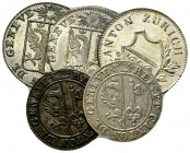 Schweiz, Lot von 5 kantonalen Kleinmünzen 

 Schweiz . Lot von 5 (fünf) kantonalen Kleinmünzen:

Genf, 6 Deniers 1825, Silberabschlag.
Genf, 6 De...