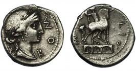 REPÚBLICA ROMANA. AEMILIA. Denario. Roma (114-113 a.C.). R/ Estatua ecuestre sobre arquería. AR 3,44 g. 18,5 mm. CRAW-291.1. FFC-103. MBC-.