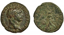 IMPERIO ROMANO. TRAJANO. As. Roma (98-102 d.C.). R/ Victoria a izq. con palma y escudo con inscripción SPQR; SC. AE 9,88 g. 28 mm. RIC-434. Pátina ver...