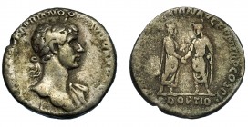 IMPERIO ROMANO. ADRIANO. Denario. Roma (117 d.c.). R/ Trajano y Adriano saludándose; PARTHIC DIVI TRAIAN AVG P M TR P COS PP, exergo ADOPTIO. AR 2,97 ...