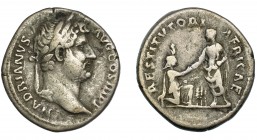 IMPERIO ROMANO. ADRIANO. Denario. Roma (134-138). R/ Adriano dando la mano a África arrodillada ante él; entre ellos, conejo; RESTITVTORI AFRICAE. AR ...