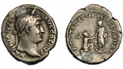 IMPERIO ROMANO. ADRIANO. Denario. Roma (134-138). R/ Adriano dando la mano a Hispania arrodillada ante él; entre ellos, conejo; RESTITVTORI HISPANIAE....