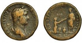 IMPERIO ROMANO. ADRIANO. Sestercio. Roma (134-138). R/ Adriano dando la mano a Achaea, arrodillada ante él; entre ellos ánfora; RESTITVTORI ACHAIAE, S...