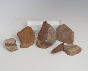 PREHISTORIA. Período Musteriense. Lote de seis útiles líticos (80.000 a.C.). Cuarcita. Altura 4,0-8,0 cm.