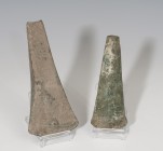 PREHISTORIA. Edad de Bronce. Lote de dos hachas (1800-1500 a.C.). Bronce. Longitud 11,8 y 14,2 cm.