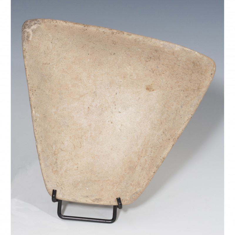 EGIPTO. Naqada III. Plato (3300-2900 a.C.). Alabastro. Altura 5,0. Diámetro 15,0...
