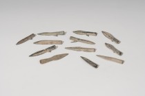 HISPANIA ANTIGUA. Fenicio-púnico. Lote de doce puntas de flecha (VII-V a.C.) Bronce. De doble filo y anzuelo. Longitud 3,8-4,6 cm.