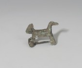 HISPANIA ANTIGUA. Cultura celtíbera. Fíbula zoomorfa de caballo (III a.C.). Bronce. Longitud 3,4 cm.