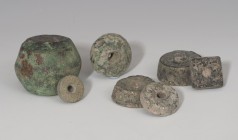 MUNDO ANTIGUO. Lote de siete ponderales (IV a.C. - III d.C.). Bronce. Tres ibéricos, uno romano y tres indefinidos. Diámetro 1,5-4,4 cm.