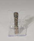 ROMA. Mango de cuchillo o espejo (I a.C.-IV d.C.). Bronce. Con representación facial en parte distal. Altura 5,3 cm.