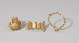 ROMA. Imperio Romano. Lote de tres elementos ornamentales (II-III d.C.). Oro. Un colgante, un pendiente y un aplique. Altura 12-18 mm.