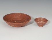 ROMA. Imperio Romano. Lote de dos cerámicas (I-II d.C.). Terra sigillata. Cuenco y plato. Altura 4,4 y 5,7 cm. Diámetro 8,1 y 17,8 cm.