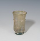 ROMA. Imperio Romano. Vaso (IV-V d.C.). Vidrio. Altura 9,9 cm. Diámetro 6,4 cm. Presenta irisaciones.