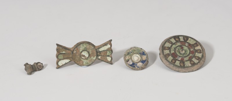 ROMA. Imperio Romano. Lote de cuatro apliques (IV-V d.C.). Bronce con esmalte. L...