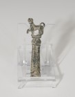 ROMA. Imperio Romano. Mango de cuchillo o espejo (II-IV d.C.). Bronce. Con representación de perro en parte distal. Altura 6,2 cm.