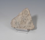 ROMA. Imperio Romano. Placa triangular (I-IV d.C.). Con representación de cabeza de frente con arandela. Altura 7,2 cm.