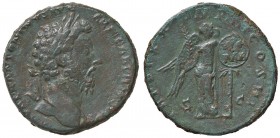 ROMANE IMPERIALI - Marco Aurelio (161-180) - Sesterzio - Testa laureata a d. /R La Vittoria stante a d. appende uno scudo ad una palmizio C. 879 (20 F...