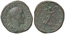 ROMANE IMPERIALI - Massimino I (235-238) - Sesterzio - Busto laureato, corazzato e drappeggiato a d. /R La Vittoria di corsa a d. con corona e palma C...