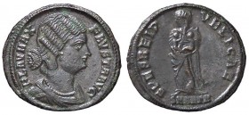 ROMANE IMPERIALI - Fausta (moglie di Costantino I) - AE 3 (Antiochia) - Busto drappeggiato a d. /R Fausta stante di fronte con la testa a s. con in br...