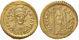 ROMANE IMPERIALI - Leone I (457-473) - Solido (Costantinopoli) - Busto diademato di fronte con lancia /R La Vittoria stante a s. con lunga croce RIC 6...