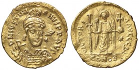 BIZANTINE - Giustiniano I (527-565) - Solido - Busto trequarti a d. con lancia e scudo /R La Vittoria di fronte con croce e globo crucigero Ratto 440/...