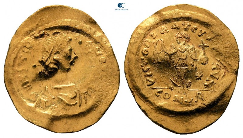 Justinian I AD 527-565. Constantinople
Tremissis AV

18 mm, 1,48 g

D N IVS...
